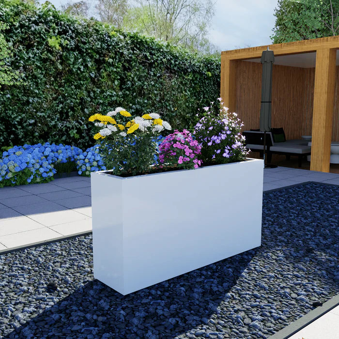 hoge smalle plantenbak buiten